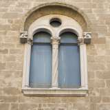 Sia la finestrella che il rosone mostrano raffinatezza con colonnine bianche dai capitelli decorati e animali stilofori a reggere gli archetti sovrastanti